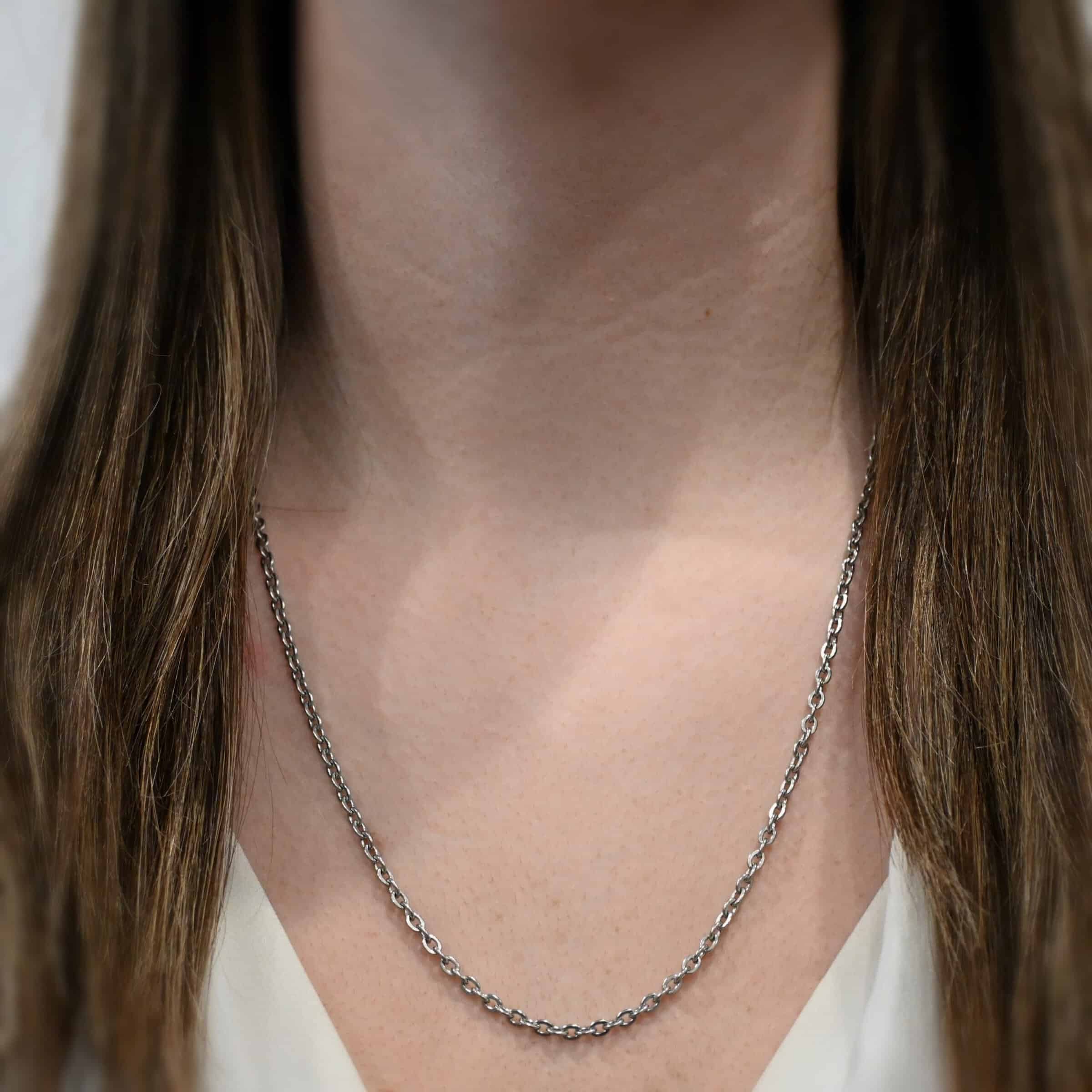 Simon Chain 22-25" Close up of the "Simon" Chain. Made out of stainless steel and shown at 22" long on a model wearing a white v-neck shirt.